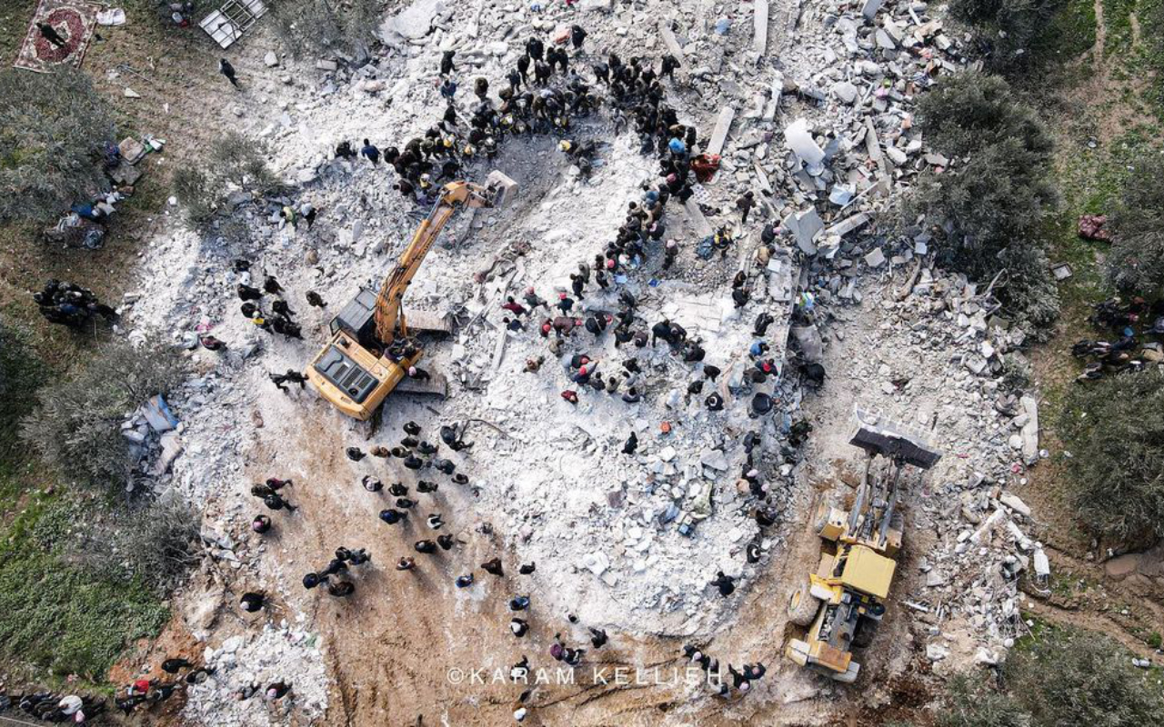 Karam Kellieh - Search for victims and survivors amid the rubble of a collapsed building, in the Azmarin area on 8 February.